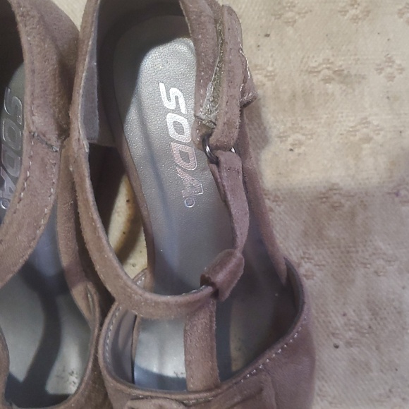 Shoes - Picture 2 of 3